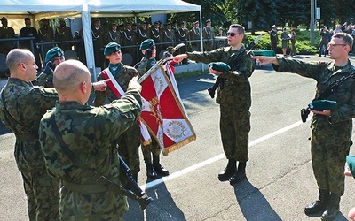 ▲	To najważniejsza chwila uroczystości na placu apelowym.