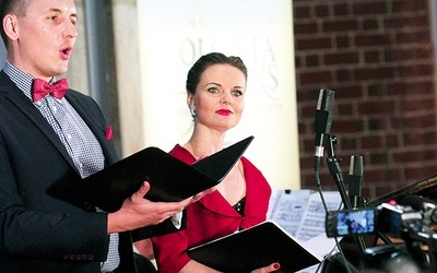 ◄	Podczas jednej z poprzednich edycji przedwojenne pieśni wykonywali Justyna Reczeniedi i Artur Janda.