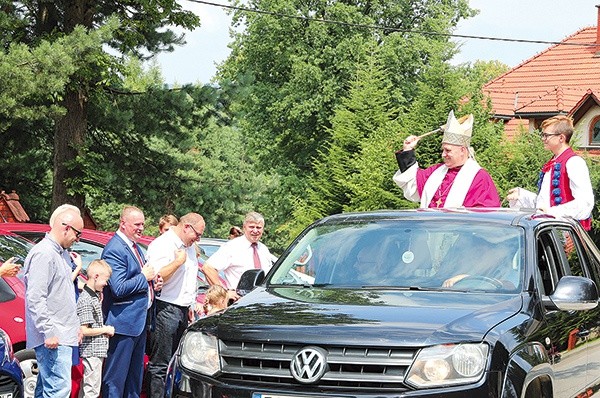 ▼	Biskup pobłogosławił pojazdy i ich właścicieli.