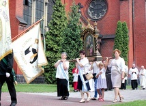 ▼	W procesji niesiony był obraz patronki parafii.