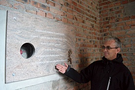 ▲	Ks. Piotr pokazuje kamień węgielny lwowskiej świątyni. 