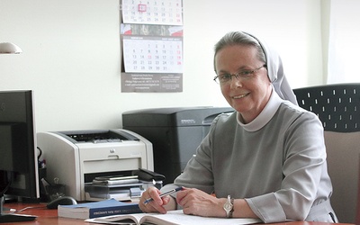 ▲	Siostra magdalenka na co dzień pracuje w Legnickiej Kurii Biskupiej.