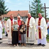 ►	Podczas uroczystości do świątyni wprowadzono relikwie pastuszków z Fatimy – bł. Hiacynty i bł. Franciszka.