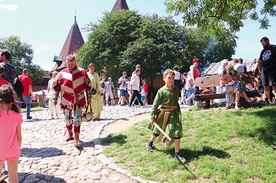 ▲	Odtwórcy robią wszystko, żeby turyści choć przez chwilę poczuli klimat dawnych czasów.