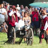 Z entuzjazmem publiczność reagowała na pokaz najemnego regimentu artylerii cudzoziemskiej.