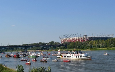 Uczestnicy ubiegłorocznego spływu przepływają obok Stadionu Narodowego.