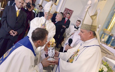 ▲	Relikwie Ojca Świętego ks. Rozmysłowskiemu przekazuje metropolita lwowski.