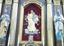 ▲	Obraz Matki Bożej Szkaplerznej w ołtarzu głównym czczony  jest jako łaskami słynący.