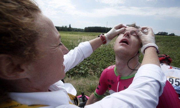 Tour de France: Etap zatrzymany, kolarze oberwali gazem pieprzowym