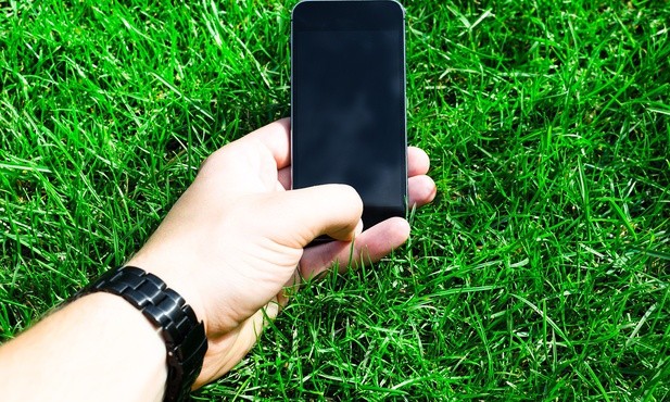 Naukowcy: Smartfon nie da wypocząć mózgowi na łonie natury