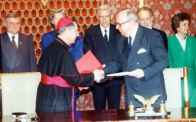 Nuncjusz apostolski w Polsce abp Józef Kowalczyk i minister spraw zagranicznych RP Krzysztof Skubiszewski wymieniają dokumenty po podpisaniu konkordatu 28 lipca 1993 r.