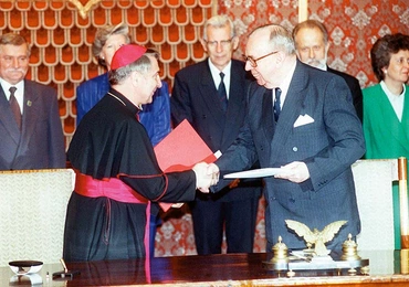 Nuncjusz apostolski w Polsce abp Józef Kowalczyk i minister spraw zagranicznych RP Krzysztof Skubiszewski wymieniają dokumenty po podpisaniu konkordatu 28 lipca 1993 r.