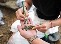 Znaleziony przy szczątkach krzyżyk mógł należeć do osoby duchownej.