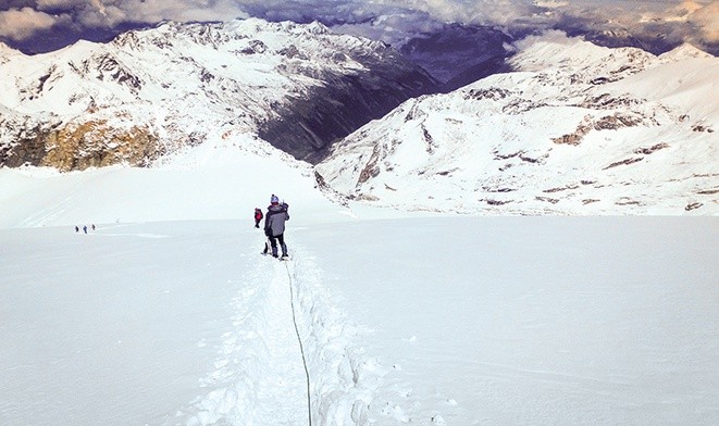 Zejście ze szczytu Bishorn (4153 m n.p.m.) w Szwajcarii prowadzi przez lodowiec Turtmanngletscher. Jednym z zagrożeń na tej drodze są liczne szczeliny lodowcowe.