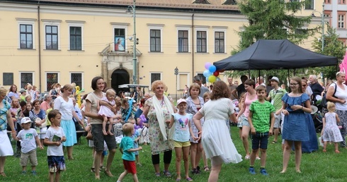 Rodzinnie pod oknem papieskim