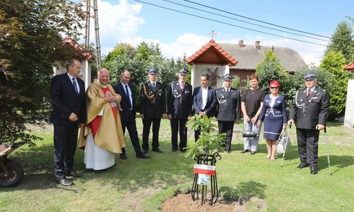 Przy bielańskiej Golgocie posadzony został Dąb Niepodległości.
