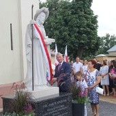 Pomnik odsłonili jego fundatorzy - Jadwiga i Zdzisław Mroczkowscy