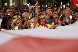 Demonstracje przed Pałacem Prezydenckim i sądami