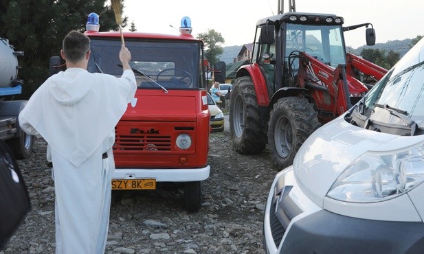 Czerwony żuk, pojazd dominikanów, również stanął w szeregu pojazdów oczekujących na błogosławieństwo