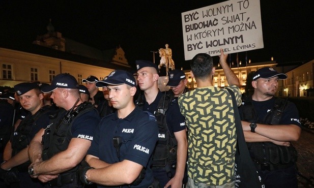 "Dzięki działaniom policji nie dochodzi do eskalacji wydarzeń na protestach"