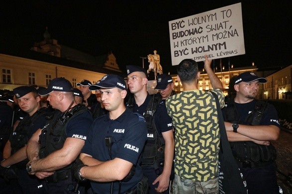 "Dzięki działaniom policji nie dochodzi do eskalacji wydarzeń na protestach"