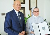 Siostra Karolina Anna Kołodziejczyk z medalem 700-lecia