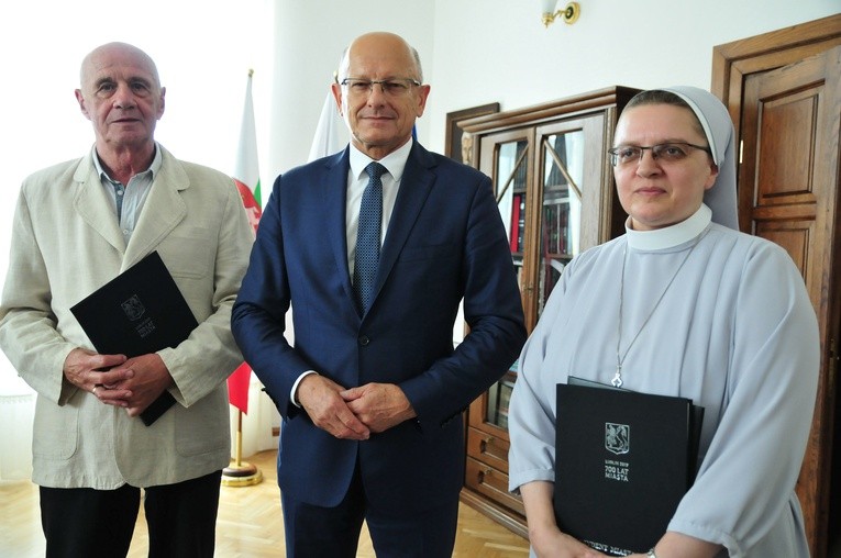 Siostra Karolina Anna Kołodziejczyk z medalem 700-lecia