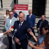 Konferencję prasową Ruch Samorządowy Bezpartyjni zorganizował przed gmachem Urzędu Miasta w Radomiu