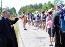 Bp Henryk Tomasik pozdrawia pątników na pielgrzymim szlaku