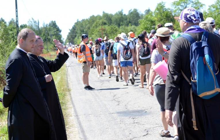 Bp Henryk Tomasik pozdrawia pątników na pielgrzymim szlaku