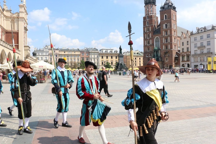 Pokaz siedemnastowiecznj musztry paradnej na krakowskim Rynku Głównym