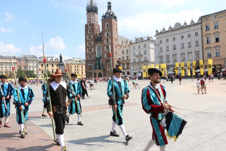 Pokaz siedemnastowiecznj musztry paradnej na krakowskim Rynku Głównym