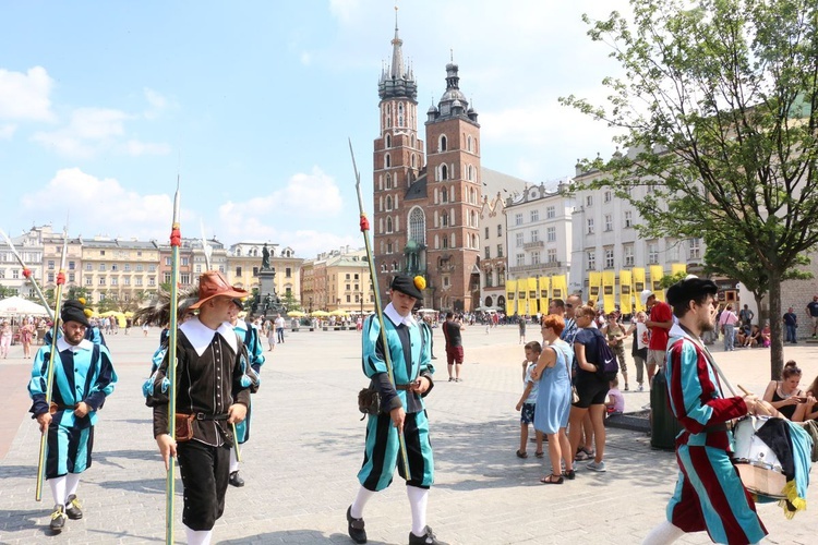 Pokaz siedemnastowiecznj musztry paradnej na krakowskim Rynku Głównym