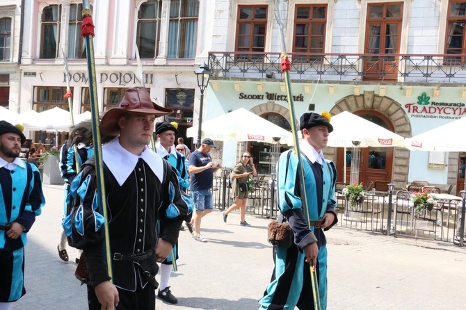 Pokaz siedemnastowiecznj musztry paradnej na krakowskim Rynku Głównym