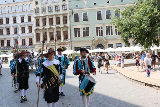 Pokaz siedemnastowiecznj musztry paradnej na krakowskim Rynku Głównym