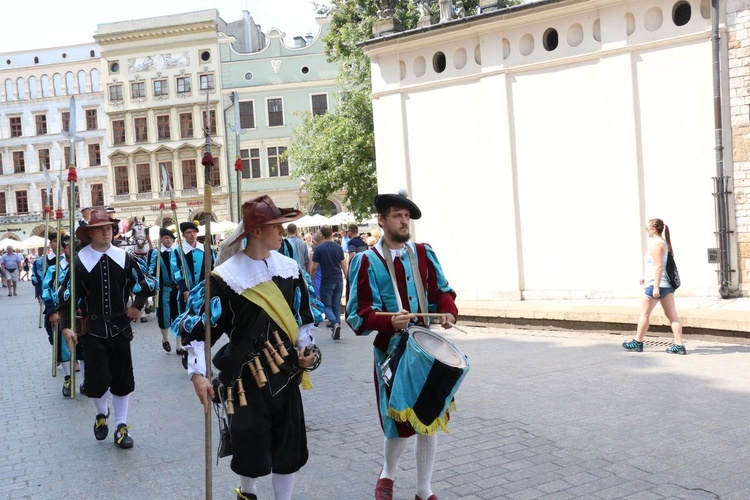 Pokaz siedemnastowiecznj musztry paradnej na krakowskim Rynku Głównym