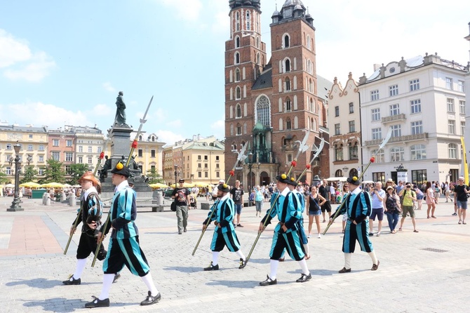 Pokaz siedemnastowiecznj musztry paradnej na krakowskim Rynku Głównym