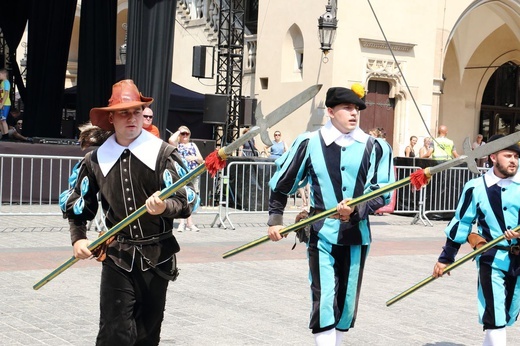 Pokaz siedemnastowiecznj musztry paradnej na krakowskim Rynku Głównym