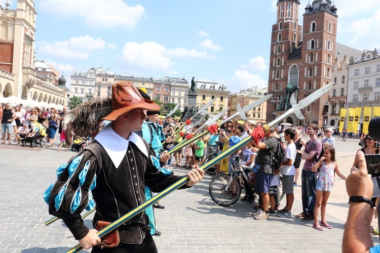 Pokaz siedemnastowiecznj musztry paradnej na krakowskim Rynku Głównym