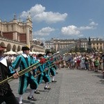 Pokaz siedemnastowiecznj musztry paradnej na krakowskim Rynku Głównym