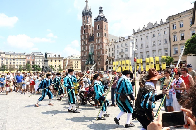 Pokaz siedemnastowiecznj musztry paradnej na krakowskim Rynku Głównym