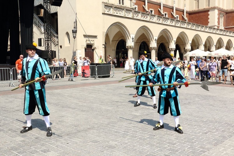 Pokaz siedemnastowiecznj musztry paradnej na krakowskim Rynku Głównym