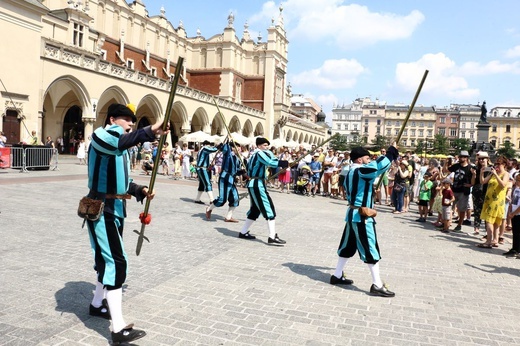 Pokaz siedemnastowiecznj musztry paradnej na krakowskim Rynku Głównym