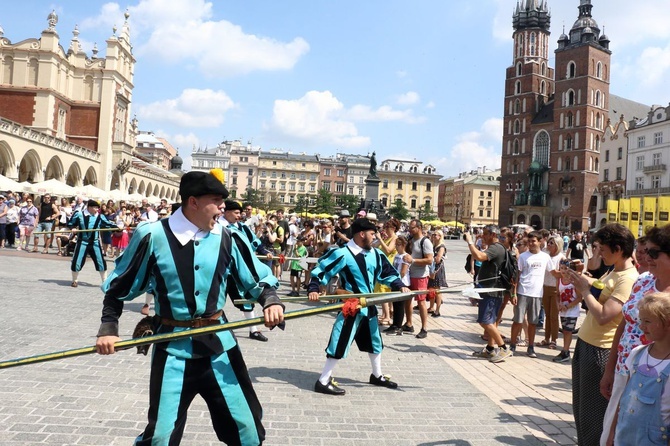 Pokaz siedemnastowiecznj musztry paradnej na krakowskim Rynku Głównym