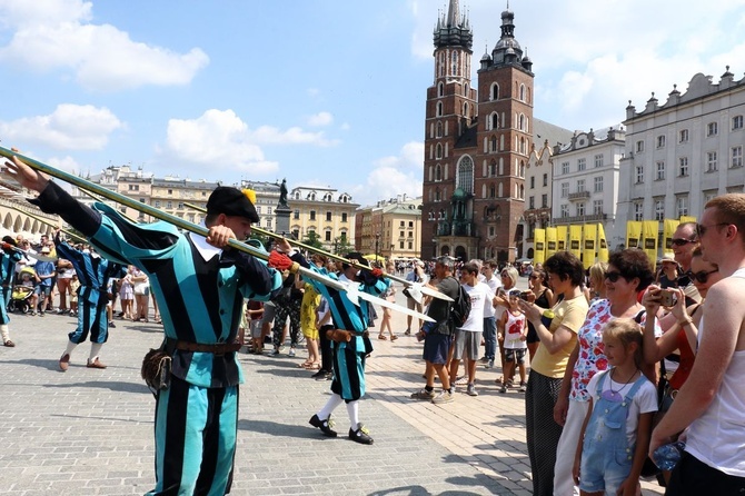 Pokaz siedemnastowiecznj musztry paradnej na krakowskim Rynku Głównym