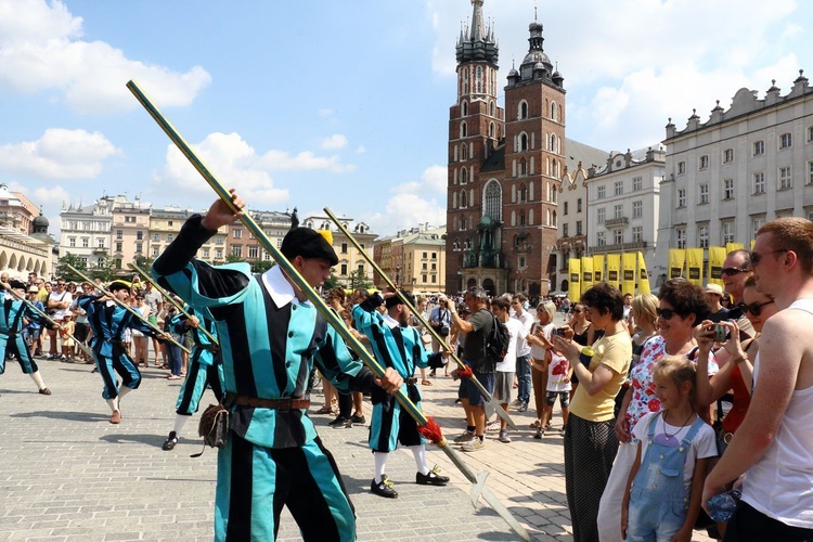 Pokaz siedemnastowiecznj musztry paradnej na krakowskim Rynku Głównym