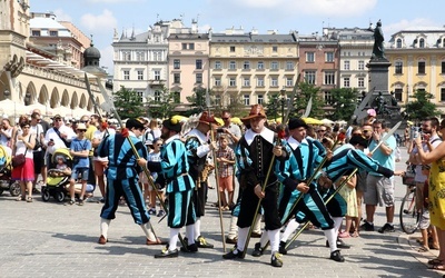 Pokaz siedemnastowiecznj musztry paradnej na krakowskim Rynku Głównym