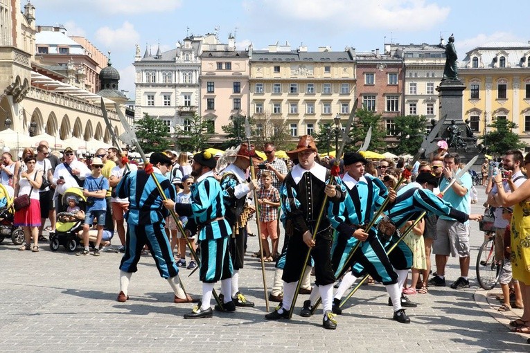 Pokaz siedemnastowiecznj musztry paradnej na krakowskim Rynku Głównym