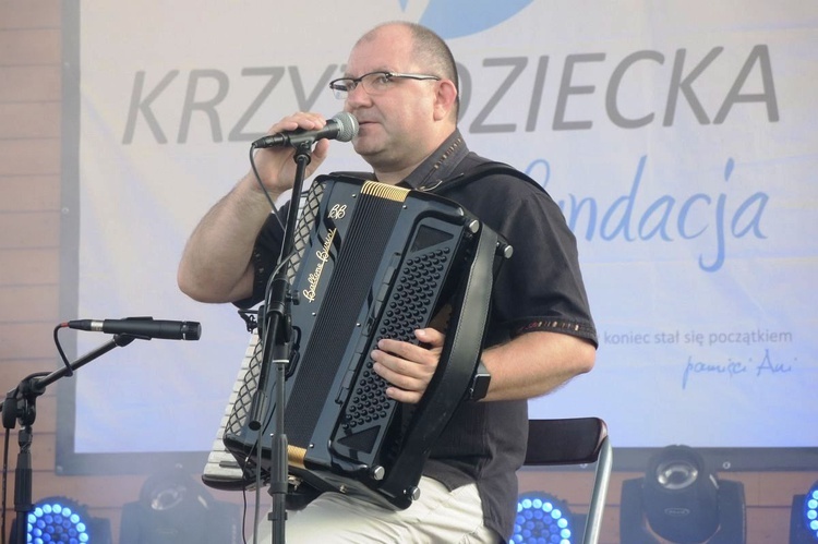 10. Biesiada fundacji "Krzyż Dziecka" w Pisarzowicach