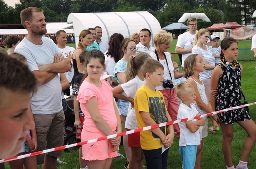 10. Biesiada fundacji "Krzyż Dziecka" w Pisarzowicach